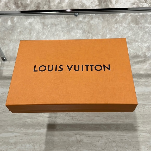 New LOUIS VUITTON Let's Go Square Monogram Silk LV Trunk Scarf Black/White - Picture 3 of 6